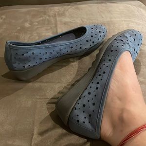 The Flexx blue perforated wedges.